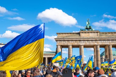 Berlin, Almanya - 24 Şubat 2024: Rusya 'nın Ukrayna' yı işgal etmesine karşı Berlin 'deki Brandenburg Kapısı önünde savaş karşıtı gösteri. 