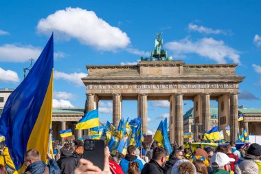 Berlin, Almanya - 24 Şubat 2024: Rusya 'nın Ukrayna' yı işgal etmesine karşı Berlin 'deki Brandenburg Kapısı önünde savaş karşıtı gösteri. 