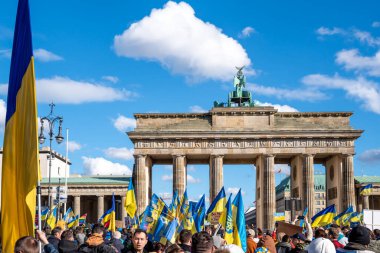 Berlin, Almanya - 24 Şubat 2024: Rusya 'nın Ukrayna' yı işgal etmesine karşı Berlin 'deki Brandenburg Kapısı önünde savaş karşıtı gösteri. 