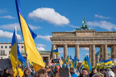 Berlin, Almanya - 24 Şubat 2024: Rusya 'nın Ukrayna' yı işgal etmesine karşı Berlin 'deki Brandenburg Kapısı önünde savaş karşıtı gösteri.
