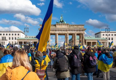 Berlin, Almanya - 24 Şubat 2024: Rusya 'nın Ukrayna' yı işgal etmesine karşı Berlin 'deki Brandenburg Kapısı önünde savaş karşıtı gösteri. 