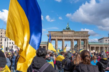 Berlin, Almanya - 24 Şubat 2024: Rusya 'nın Ukrayna' yı işgal etmesine karşı Berlin 'deki Brandenburg Kapısı önünde savaş karşıtı gösteri. 