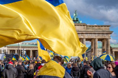 Berlin, Almanya - 24 Şubat 2024: Rusya 'nın Ukrayna' yı işgal etmesine karşı Berlin 'deki Brandenburg Kapısı önünde savaş karşıtı gösteri.