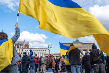 Berlin, Almanya - 24 Şubat 2024: Rusya 'nın Ukrayna' yı işgal etmesine karşı Berlin 'deki Brandenburg Kapısı önünde savaş karşıtı gösteri. 