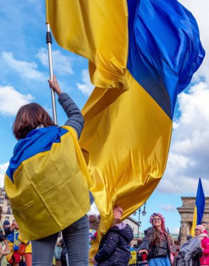 Berlin, Almanya - 24 Şubat 2024: Rusya 'nın Ukrayna' yı işgal etmesine karşı Berlin 'deki Brandenburg Kapısı önünde savaş karşıtı gösteri. 