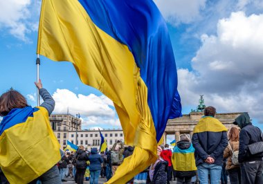 Berlin, Almanya - 24 Şubat 2024: Rusya 'nın Ukrayna' yı işgal etmesine karşı Berlin 'deki Brandenburg Kapısı önünde savaş karşıtı gösteri. 