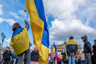 Berlin, Almanya - 24 Şubat 2024: Rusya 'nın Ukrayna' yı işgal etmesine karşı Berlin 'deki Brandenburg Kapısı önünde savaş karşıtı gösteri. 