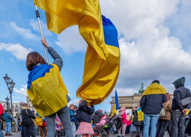 Berlin, Almanya - 24 Şubat 2024: Rusya 'nın Ukrayna' yı işgal etmesine karşı Berlin 'deki Brandenburg Kapısı önünde savaş karşıtı gösteri
