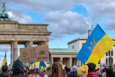 Berlin, Almanya - 24 Şubat 2024: Rusya 'nın Ukrayna' yı işgal etmesine karşı Berlin 'deki Brandenburg Kapısı önünde savaş karşıtı gösteri. 