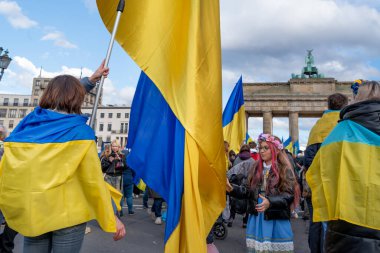 Berlin, Almanya - 24 Şubat 2024: Rusya 'nın Ukrayna' yı işgal etmesine karşı Berlin 'deki Brandenburg Kapısı önünde savaş karşıtı gösteri. 