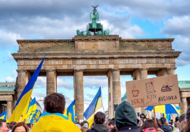 Berlin, Almanya - 24 Şubat 2024: Rusya 'nın Ukrayna' yı işgal etmesine karşı Berlin 'deki Brandenburg Kapısı önünde savaş karşıtı gösteri. 