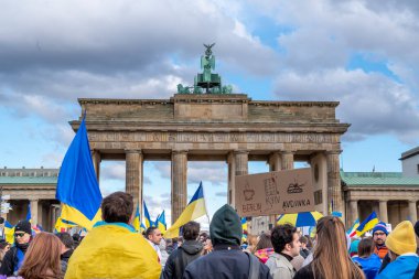 Berlin, Almanya - 24 Şubat 2024: Rusya 'nın Ukrayna' yı işgal etmesine karşı Berlin 'deki Brandenburg Kapısı önünde savaş karşıtı gösteri. 