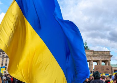 Berlin, Almanya - 24 Şubat 2024: Rusya 'nın Ukrayna' yı işgal etmesine karşı Berlin 'deki Brandenburg Kapısı önünde savaş karşıtı gösteri. 