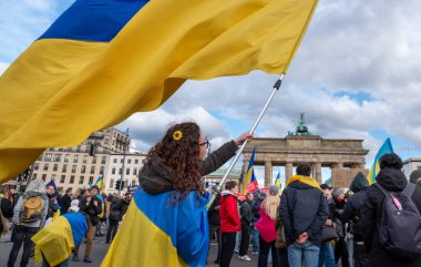 Berlin, Almanya - 24 Şubat 2024: Rusya 'nın Ukrayna' yı işgal etmesine karşı Berlin 'deki Brandenburg Kapısı önünde savaş karşıtı gösteri. 