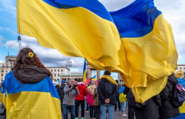 Berlin, Almanya - 24 Şubat 2024: Rusya 'nın Ukrayna' yı işgal etmesine karşı Berlin 'deki Brandenburg Kapısı önünde savaş karşıtı gösteri. 