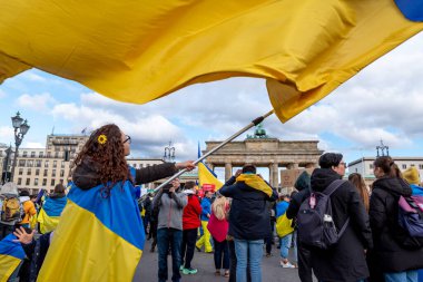 Berlin, Almanya - 24 Şubat 2024: Rusya 'nın Ukrayna' yı işgal etmesine karşı Berlin 'deki Brandenburg Kapısı önünde savaş karşıtı gösteri. 
