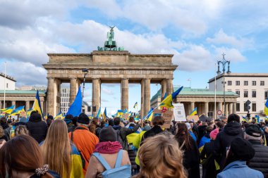 Berlin, Almanya - 24 Şubat 2024: Rusya 'nın Ukrayna' yı işgal etmesine karşı Berlin 'deki Brandenburg Kapısı önünde savaş karşıtı gösteri. 