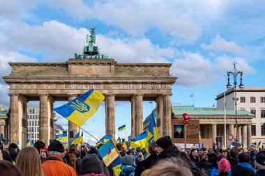 Berlin, Almanya - 24 Şubat 2024: Rusya 'nın Ukrayna' yı işgal etmesine karşı Berlin 'deki Brandenburg Kapısı önünde savaş karşıtı gösteri. 