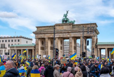 Berlin, Almanya - 24 Şubat 2024: Rusya 'nın Ukrayna' yı işgal etmesine karşı Berlin 'deki Brandenburg Kapısı önünde savaş karşıtı gösteri. 