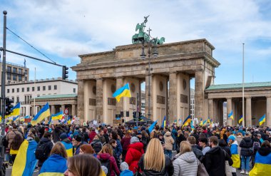 Berlin, Almanya - 24 Şubat 2024: Rusya 'nın Ukrayna' yı işgal etmesine karşı Berlin 'deki Brandenburg Kapısı önünde savaş karşıtı gösteri. 