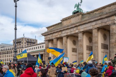 Berlin, Almanya - 24 Şubat 2024: Rusya 'nın Ukrayna' yı işgal etmesine karşı Berlin 'deki Brandenburg Kapısı önünde savaş karşıtı gösteri.