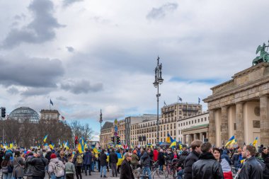 Berlin, Almanya - 24 Şubat 2024: Rusya 'nın Ukrayna' yı işgal etmesine karşı Berlin 'deki Brandenburg Kapısı önünde savaş karşıtı gösteri. 