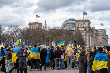 Berlin, Almanya - 24 Şubat 2024: Rusya 'nın Ukrayna' yı işgal etmesine karşı Berlin 'deki Brandenburg Kapısı önünde savaş karşıtı gösteri. 