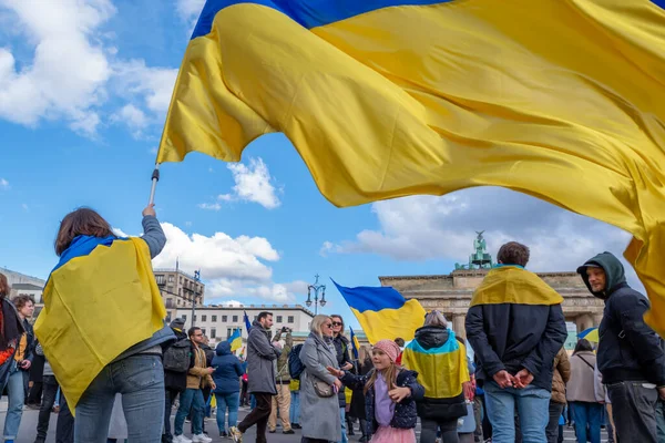 Berlin Németország 2024 Február Háborúellenes Tüntetés Ukrajna Orosz Megszállása Ellen Stock Fotó