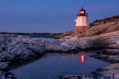 Gün batımında eski deniz feneri. Castle Hill Feneri. Newport, Rhode Island, ABD