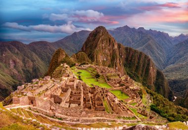 Kayıp İnka şehri Machu Picchu 'nun görüntüsü, gün batımında tarım terasları. Peru