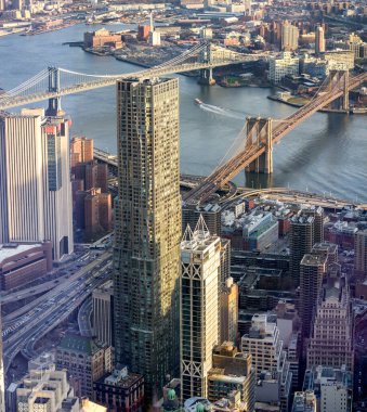 Manhattan ve Brooklyn köprüler görünümü. Cityscape New York.