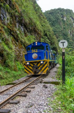 Tren bağlantı Cusco ve Peru'daki Machu Picchu