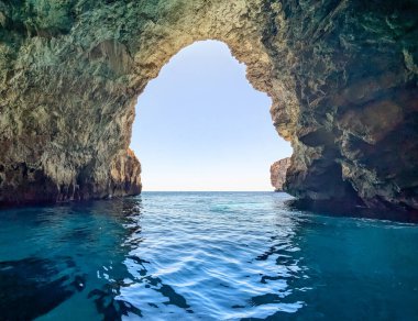Mavi Grotto 'daki Akdeniz' in inanılmaz mavi suları bir tekneden. Blue Grotto, Malta 'nın güney doğu kıyısındaki deniz mağaralarıdır.