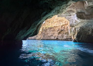 Mavi Grotto yakınlarındaki Akdeniz 'in inanılmaz mavi suları bir tekneden. Blue Grotto, Malta 'nın güney doğu kıyısındaki deniz mağaralarıdır.