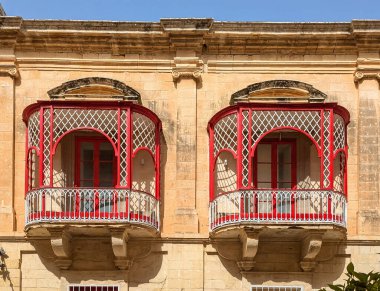 Mdina 'daki kırmızı balkonlar, eski başkent Malta