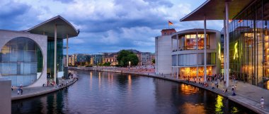 Berlin, Almanya 29 Haziran 2024: Berlin, Almanya 'da günbatımında Hükümet Bölgesi' nin modern binaları