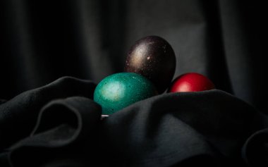 Koyu renk kumaşlı Paskalya yumurtaları.