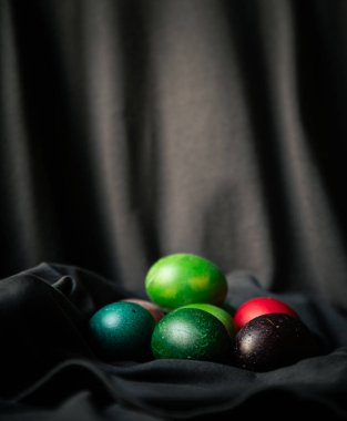 Koyu renk kumaşlı Paskalya yumurtaları.