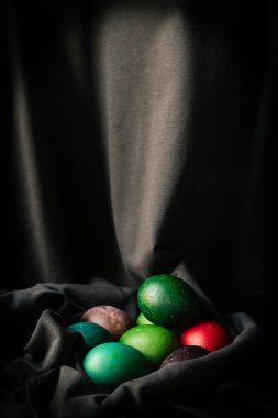 Koyu renk kumaşlı Paskalya yumurtaları.