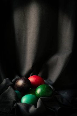 Koyu renk kumaşlı Paskalya yumurtaları.