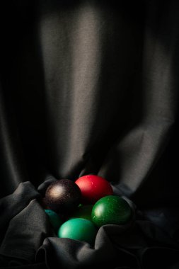 Koyu renk kumaşlı Paskalya yumurtaları.
