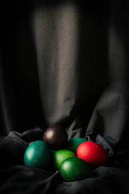 Koyu renk kumaşlı Paskalya yumurtaları.