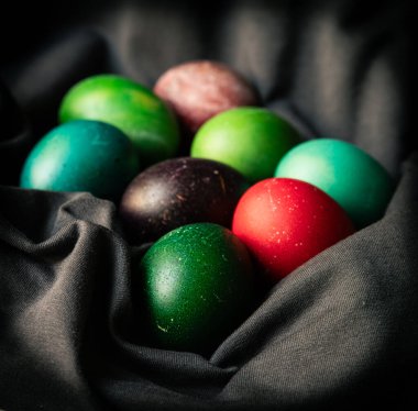 Koyu renk kumaşlı Paskalya yumurtaları.
