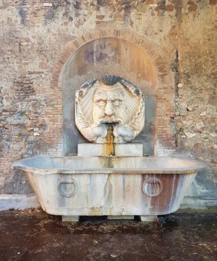 Poseidon 'un yüzünü tasvir eden antik çeşme