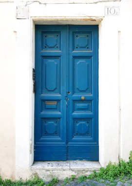 Eski bir evin kapısı.