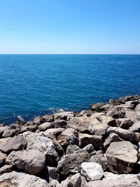 Kaya ve mavi denizli deniz manzarası. Kırım, Ukrayna.