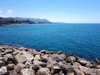 Deniz manzarası ve kumsal.