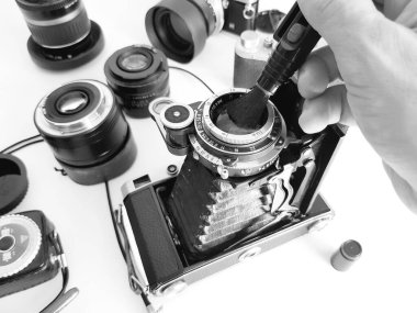 Beyaz zemin üzerinde film ve lens olan kamera