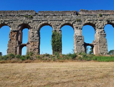 Roma su kemerinin antik su kemeri, kuzey Portekiz 'deki Perikvia şehrindeki Roma su kemeri. Roma aksanı.