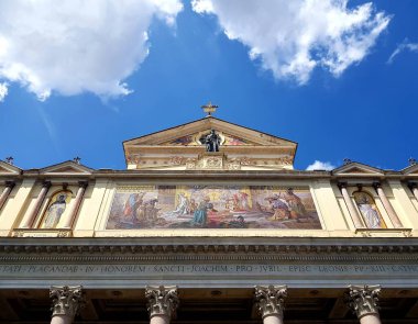 Kutsal çarmıhtaki kurtarıcının kilisesi.